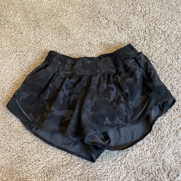 lululemon athletica Pants - Lululemon Hotty Hot Low-Rise Lined Short 2.5”size 4